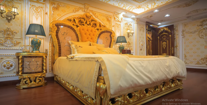 Phòng ngủ master trên tầng 2 có tông màu vàng giống như trong cung điện. Nội thất phòng ngủ ước tính lên tới 2,4 tỷ đồng, tương đương một căn hộ chung cư. Nguồn ảnh; chụp màn hình NhaTo