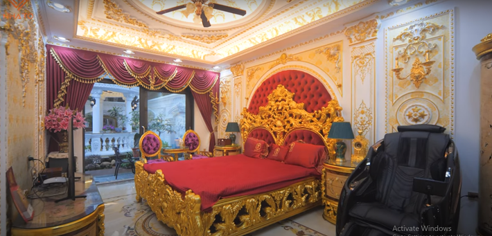 Phòng ngủ của ông bà ở tầng 1 được mạ vàng cực kỳ sang trọng.