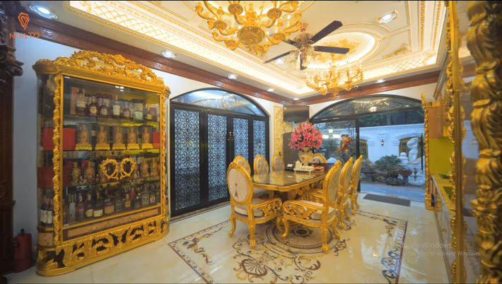Phòng ăn sang trọng với gam màu vàng bắt mắt.