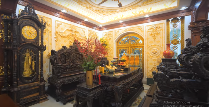 Bộ long sàng được gia chủ đặt riêng, làm trong vòng 6 tháng và trị giá tới cả tỷ đồng.