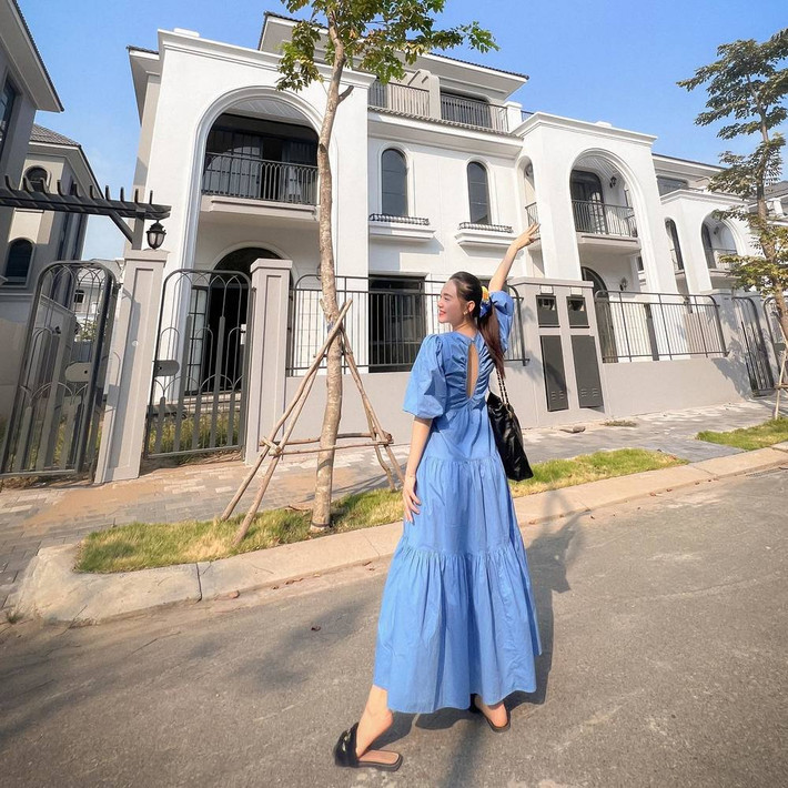 Trên trang cá nhân, Minh Hằng thông báo vừa tậu thêm 2 căn nhà mới. Có thể thấy, biệt thự mới tậu của Minh Hằng vô cùng bề thế và hoành tráng.