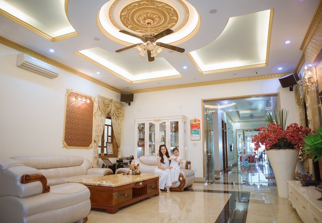 Biệt thự của Vy Oanh có tổng diện tích 3.000 m2 gồm không gian ở và khuôn viên rộng rãi. Đây cũng là nơi sum họp của đại gia đình vào mỗi dịp đặc biệt hay lễ Tết. Ảnh: FBNV