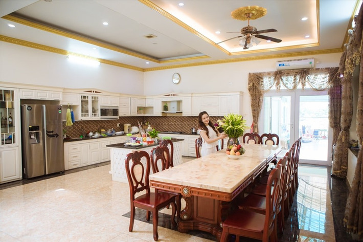 Nữ ca sĩ cho biết, cô thuê người dọn dẹp, giữ nhà bởi hai vợ chồng chủ yếu hoạt động ở TPHCM. Ảnh: FBNV