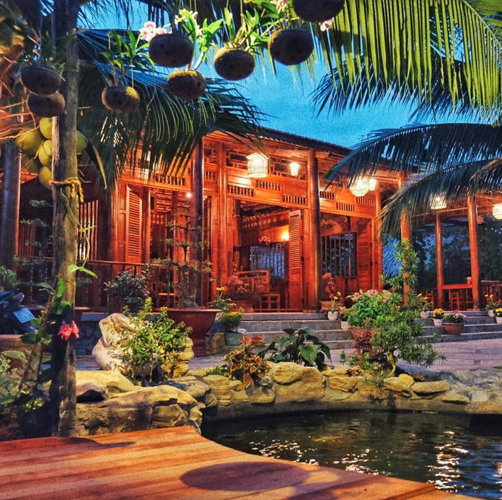 Căn nhà chính có diện tích 300 m2. Phòng khách gồm các cột, kèo, vách cũng làm bằng dừa, mỗi cây cột là một cây dừa. Ảnh: Facebook