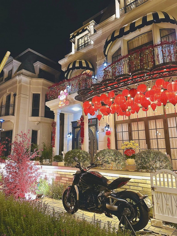 Biệt thự của Đoàn Di Băng thường xuyên được trang trí lung linh, ngập sắc màu mỗi dịp lễ, Tết.