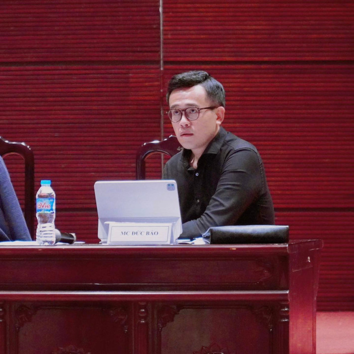 MC Đức Bảo (tên đầy đủ Bùi Đức Bảo) là một trong những nam MC dẫn song ngữ, có độ phủ sóng rộng rãi trên truyền hình nhất nhì hiện nay. Anh từng được mọi người trêu đùa là "nam MC giàu nhất VTV".
