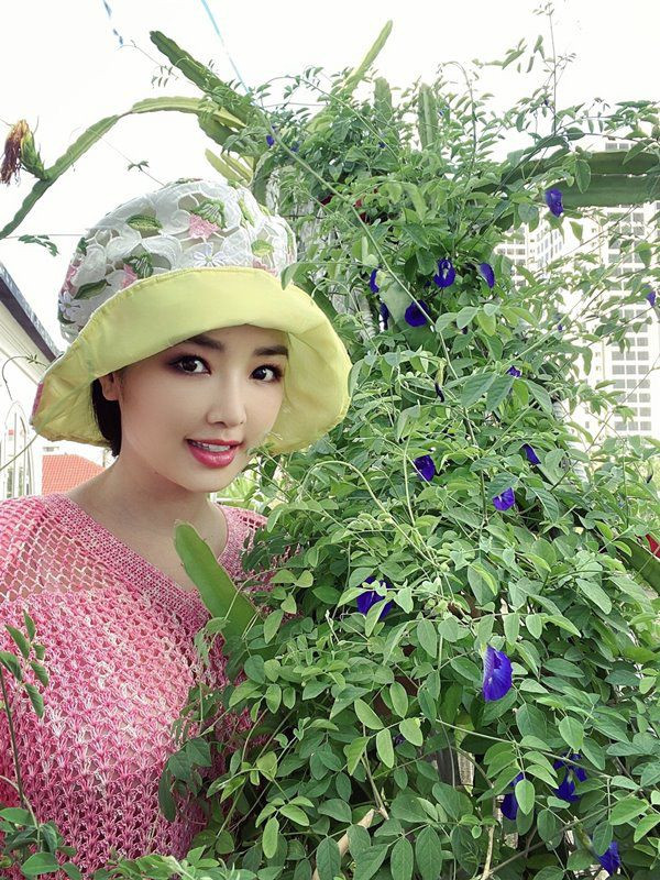 Người đẹp hài hước nhận mình là "nông dân thành phố" khi được tự tay chăm sóc vườn hoa, cây trái tại nhà riêng.