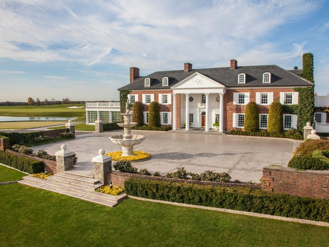 Trump National Golf Club nằm trên khu đất rộng hơn 240 hecta, có 2 sân golf 18 lỗ, vài sân quần vợt, bể bơi và một trung tâm thể hình. Ảnh: Instagram