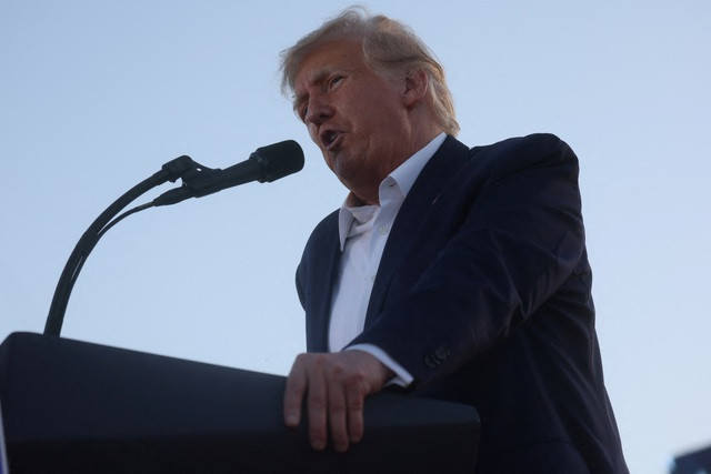 Theo CNN, bồi thẩm đoàn Manhattan (New York, Mỹ) ngày 30/3 quyết định truy tố ông Donald Trump, liên quan đến cáo buộc ông chi tiền để “bịt miệng” một nữ diễn viên phim người lớn. Sự việc đánh dấu lần đầu tiên trong lịch sử Mỹ một cựu tổng thống dính cáo buộc hình sự. Ảnh: Reuters