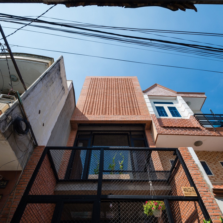 Wasp House là ngôi nhà nhỏ có diện tích 3,5mx7m, trong cộng đồng người Việt gốc Hoa tại quận Bình Tân, TP HCM.