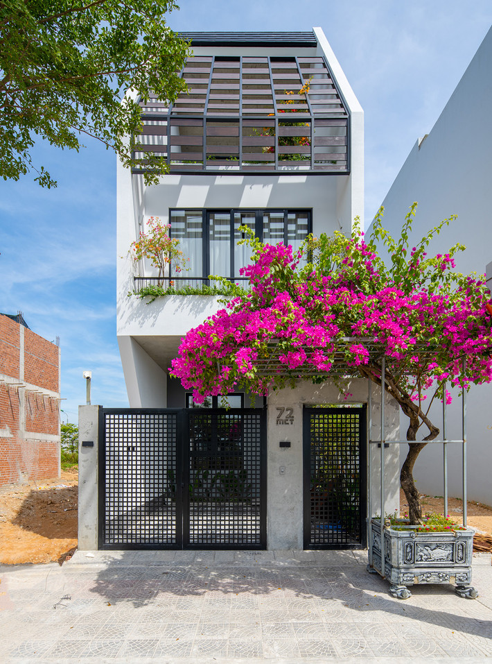 Tọa lạc tại thành phố Đà Nẵng, 72MCT House là ngôi nhà của một gia đình 2 thế hệ. Mong muốn của gia chủ là có một không gian sống riêng tư cho các thành viên nhưng vẫn có sự kết nối và phảng phất nét kiến trúc bản địa.