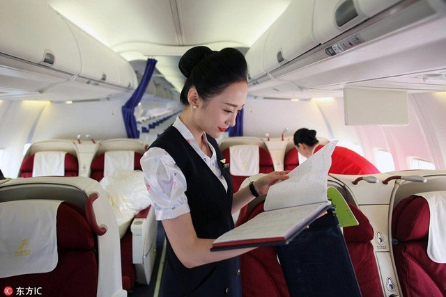 Các tiếp viên cũng thường xuyên phải nghe những lời phàn nàn, tiếng trẻ con la khóc, thậm chí bị hành khách hành hung. Ảnh: BI