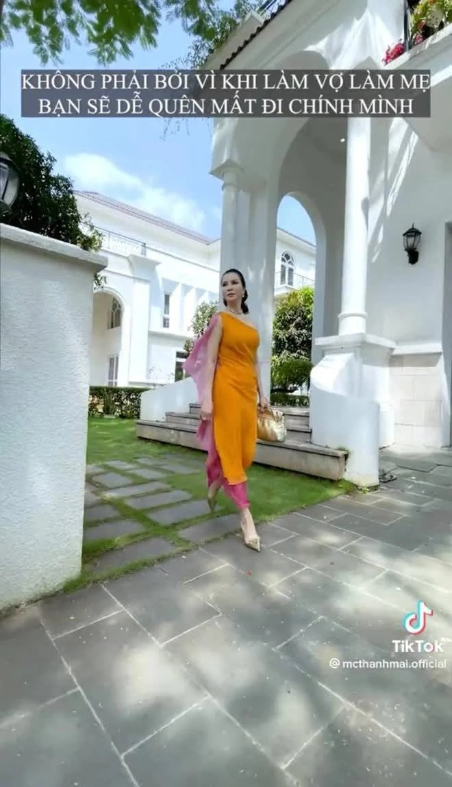 Xung quanh nhà có nhiều cây xanh mang đến cảm giác dễ chịu, gần gũi thiên nhiên.