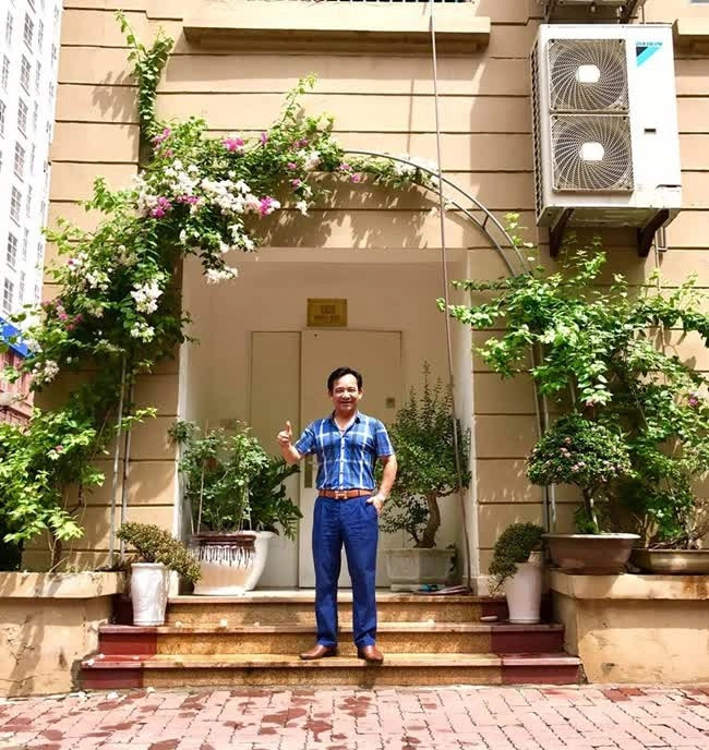 Được biết, anh đã bỏ tiền mua hai căn hộ 2 tầng liền nhau và sửa lại để ở. Phần sân thượng của căn hộ được cải tạo thành nơi vui chơi, đồng thời trồng được rau sạch.