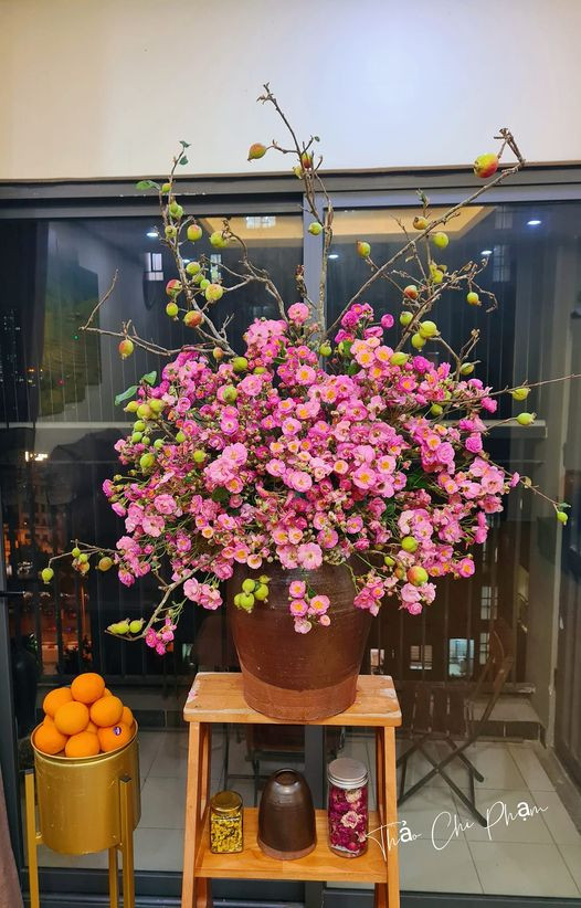 Hoa hồng tầm xuân còn có tên gọi khác là hoa hồng dai. Những ngày gần đây, trên chợ mạng hoa tầm xuân được nhiều tiểu thương rao bán với giá dao động từ 8.000 - 10.000 đồng/cành.