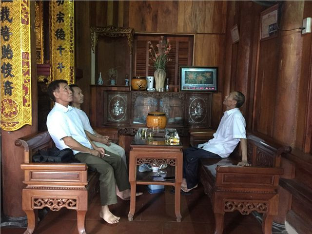 Nhà gồm 5 gian, gian chính giữa là nơi thờ tự tổ tiên, hai gian hai bên kê hai bộ bàn ghế để gia đình tiếp khách. Ảnh: Dân Việt