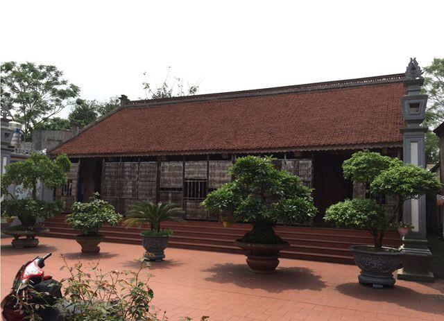 Lão nông Nguyễn Quang Học (ở xã Hạ Bằng, huyện Thạch Thất, TP. Hà Nội) được mọi người biết đến với ngôi nhà gỗ mít trị giá hơn 2,5 tỷ đồng. Ảnh: Dân Việt