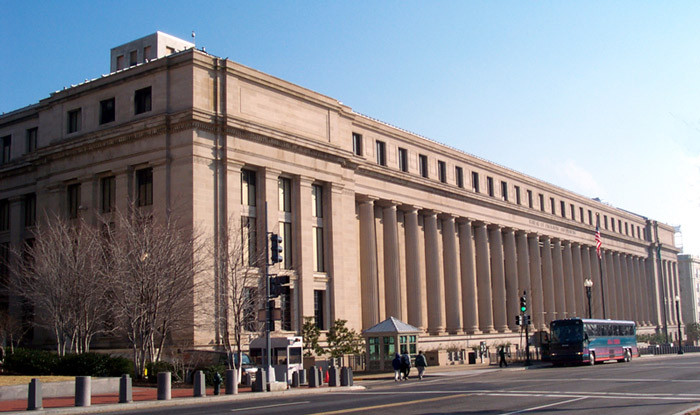 BEP (US Bureau of Engraving and Printing) là nhà máy in tiền quốc gia, chịu trách nhiệm thiết kế và in ấn tất cả các loại tiền giấy của Mỹ. Nhà máy nằm trên đường 14 và đường C, phía Tây Nam thủ đô Washington, D.C. Ảnh: Washington, DC