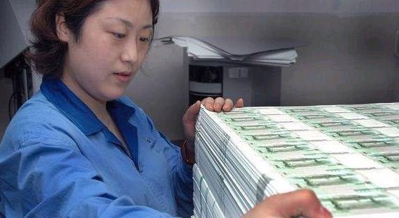 Công nhân kiểm tra chất lượng giấy in tiền trước khi đưa vào máy in tiền. Ảnh: Gizmochina