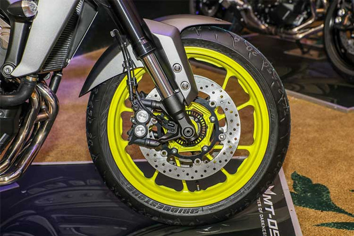 Yamaha MT-09 bản mới vẫn sở hữu hệ thống phanh đĩa đôi 298 mm phía trước, la-zăng 17 inch đa chấu và lốp không săm. Trong khi đó, phía sau là phanh đĩa đơn 245 mm, lốp kích thước 180/55. Công nghệ nổi bật gồm có ABS, sang số nhanh (Quick Shift), hỗ trợ sang số và chống trượt bánh khi dồn số gấp (Assist & Slipper Clutch).