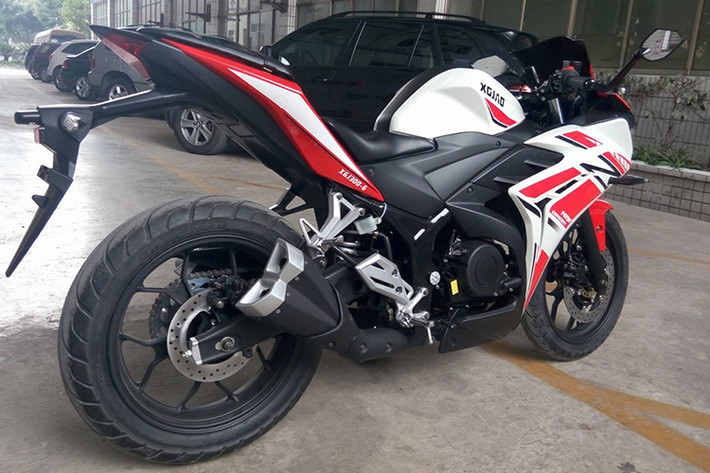 Ngay cả khi nhìn kỹ, những người yêu xe môtô cũng khó lòng nhận ra những điểm khác biệt của XGJAO RZ35 với chiếc sportbike phân khối lớn tầm trung R3 của Yamaha, khi nó đã được nhái một cách tinh vi và gần như giống y hệt bản chính xe sử dụng mâm 5 cánh chữ Y cùng lốp trước với bản 110/70/17 y hệt Yamaha R3 nguyên bản. Tuy nhiên là sản phẩm nhái, chiếc xe chỉ có lốp nội địa rẻ tiền.