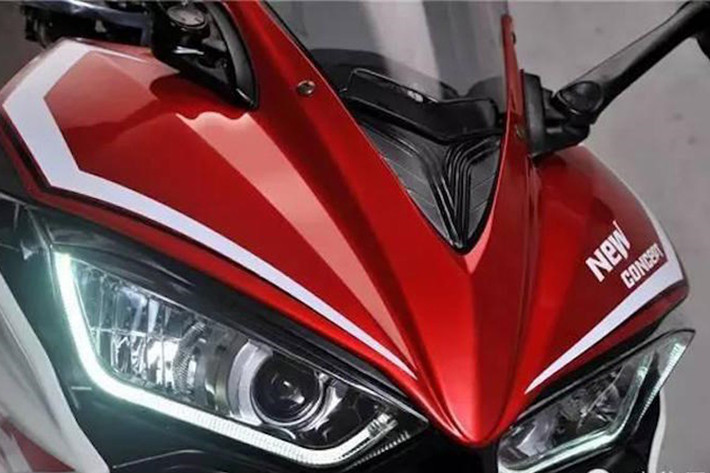 Ở phía trước, phần đàu của chiếc xe với cụm đèn pha đặc trưng của Yamaha R3 đã được hãng xe Trung Quốc copy "hoàn hảo", nhưng "cách tân" một chút với thấu kính projector và đèn LED định vị. Ngoài ra, chạy từ kính chắn gió xuống mũi xe còn có thêm các đường gân nổi.