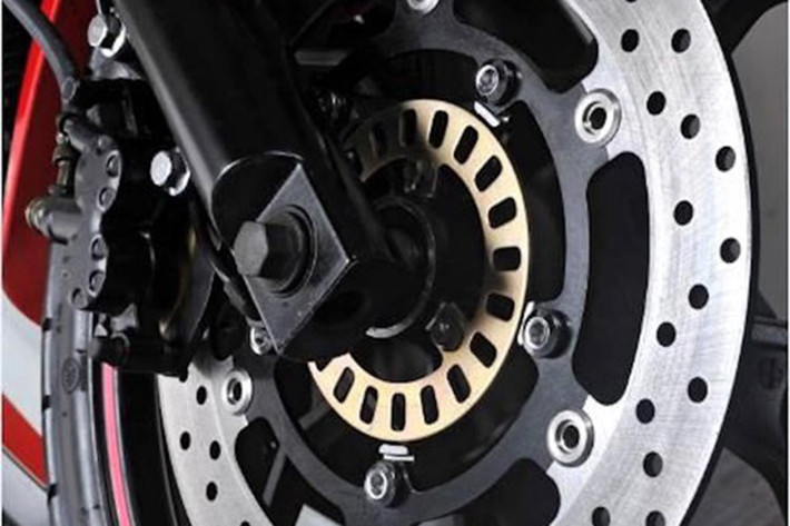 Hệ thống phanh trước của chiếc môtô thể thao RZ35 sử dụng heo 2 piston trang bị hệ thống chống bó cứng ABS, với đĩa phanh đường kính 298 mm. Góc lái tối thiểu mà chiếc xe đạt được là 18 độ. Phanh sau bao gồm heo 1 piston, đương nhiên với đĩa đường kính 220 mm. Các thông số của RZ35 như trọng lượng 160 kg, chiều cao yên 780 mm.