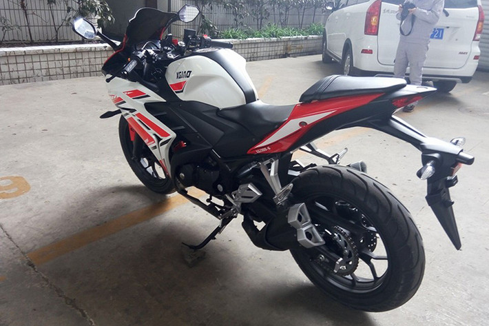 Dù có kiểu dáng bên ngoài được nhái y hệt mẫu xe môtô thể thao của Yamaha nhưng XGJAO vẫn không thể copy chuẩn khối động cơ trên R3 thật. RZ35 cũng sở hữu động cơ 320 cc làm mát bằng chất lỏng, nhưng chỉ có 1 xi-lanh và 2 xú-páp SOHC, thay vì 2 xi-lanh và DOHC như xe thật.