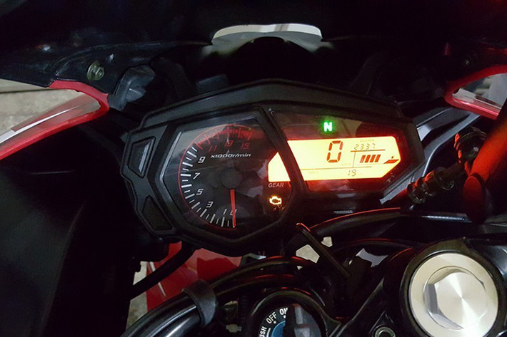 Bảng đồng hồ của RZ35 có phần "khung" giống hệt như R3, tuy nhiên mặt số cùng đồng hồ điện tử ở bên trong đã được thiết kế lại để ra vẻ "khác biệt" hơn so với xe thật. Các chi tiết nhựa cũng rẻ tiền hơn nếu "soi kỹ".
