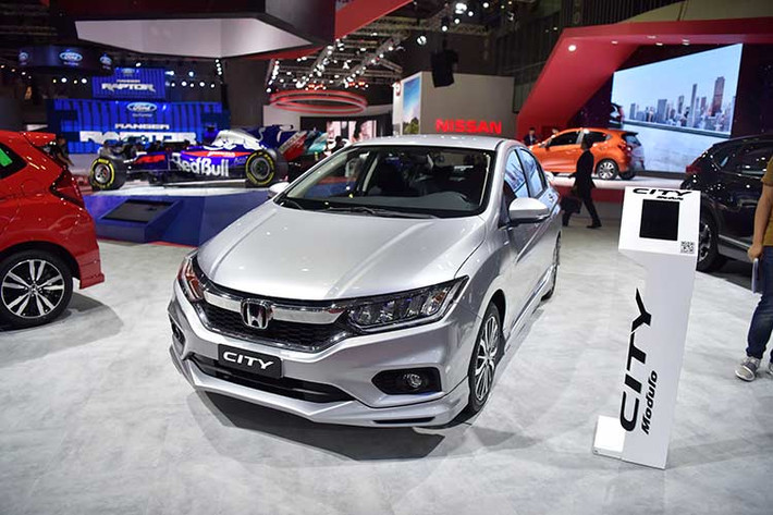 Bộ phụ kiện trên HR-V bao gồm 8 chi tiết trang trí: La-zăng thể thao 17 inch, Ốp cản trước, Ốp cản sau, Ốp thân xe, Cánh lướt gió, Tem dán thân xe, Logo Mugen nội thất, Logo Mugen ngoại thất. Còn trên Jazz là 4 chi tiết trang trí cho ngoại thất: Ốp cản trước, ốp mặt ca-lăng, nẹp thân xe, ốp cản sau.