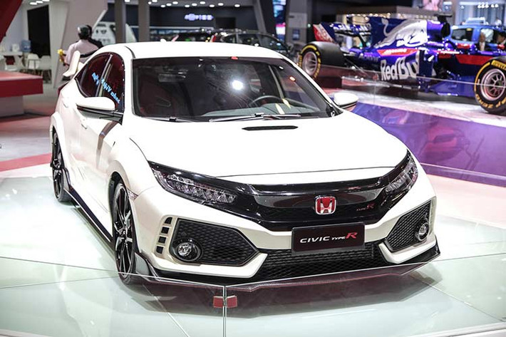 Đây là lần đầu tiên Civic Type R được hiện diện trước khán giả Việt Nam theo con đường chính hãng. Chiếc xe sở hữu thiết kế thể thao phá cách của một mẫu xe đua thực thụ với những đường nét góc cạnh, sắc sảo. Tất cả các chi tiết đều được vuốt dứt khoát và tinh xảo, tạo nên một vẻ ngoài riêng biệt, không trộn lẫn với bất cứ mẫu xe thể thao nào.