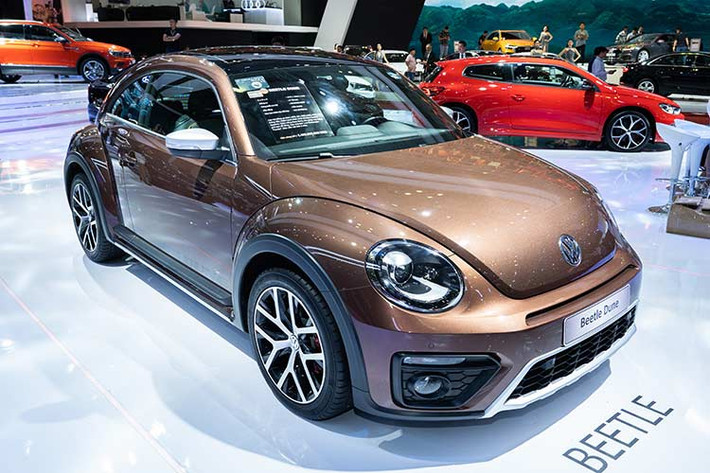 Volkswagen Beetle – mẫu xe huyền thoại bất tử của VW cũng xuất hiện tại VMS với phiên bản Beetle Dune. Ở model này, Volkswagen đã cho những đường nét thiết kế hoàn hảo khi kết hợp quá khứ, hiện đại và thể thao. Bên cạnh đó là hàng loạt tính năng và công nghệ tiêu biểu cho một mẫu xe Coupe "chất chơi".