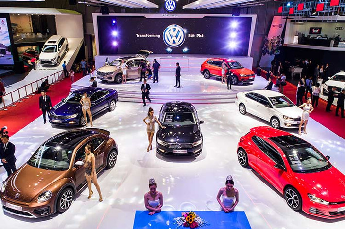 Tại triển lãm ôtô Việt Nam 2018 (VMS), khu trưng bày của hãng xe sang bình dân Volkswagen với chủ đề Chuyển mình bứt phá “Transforming” có tổng cộng 7 mẫu xe khác nhau, thuộc đủ các kiểu dáng từ SUV cao cấp đến sedan hạng sang cho doanh nhân cũng như Coupe đầy cá tính.