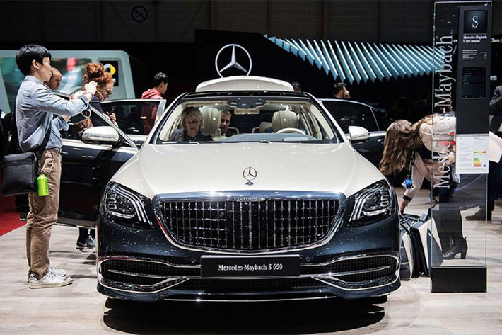 Tương tự như VMS mọi năm, gian hàng Mercedes-Benz sẽ gây chú ý nhiều nhất với dàn xe hùng hậu, các chân dài nóng bỏng và những tiết mục biểu diễn ấn tượng. Năm nay, hãng xe sang Đức sẽ khuấy động bằng việc giới thiệu 2 chiếc xe siêu sang Mercedes-Maybach S560 và Mercedes-Maybach S650 đến các đại gia Việt.