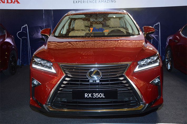 Sau 3 chiếc Lexus RX350L do các công ty nhập khẩu tư nhân đưa về nước, hãng xe sang Nhật Bản cũng đã quyết định sẽ phân phối chính hãng mẫu crossover hạng sang 7 chỗ ngồi RX350L. Trong đó, triển lãm ôtô Việt Nam 2018 là nơi giới thiệu đến các khách hàng Việt lý tưởng nhất.