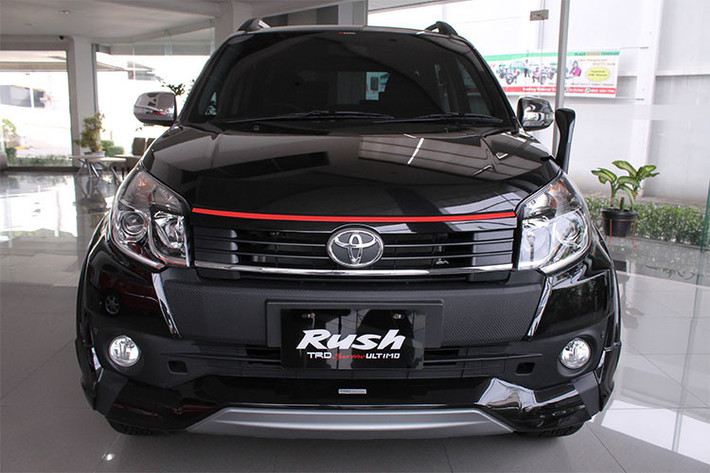 Chiếc SUV lai MPV 7 chỗ Toyota Rush phiên bản mới bất ngờ xuất hiện ở Việt Nam vào cuối tháng 7 vừa qua, đây là đối thủ của chiếc Mitsubishi Xpander đã được giới thiệu với giới truyền thông vào đầu tháng 8. Toyota Rush 2018 dự kiến sẽ có mức giá bán từ 700 triệu đồng