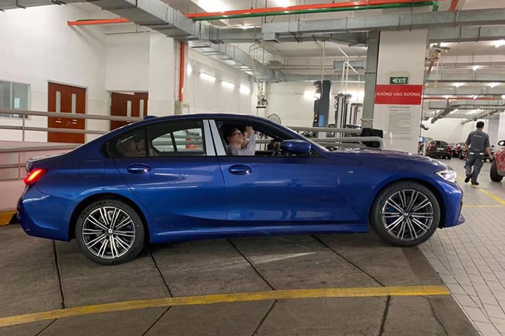 Về thiết kế ngoại thất, có thể khẳng định BMW 3-Series thế hệ mới sở hữu một phong cách thiết kế đầy trẻ trung và hiện đại. Mẫu xe sang cỡ nhỏ của gia đình BMW đã trút bỏ hoàn toàn cái vẻ mềm mại và "nhờ nhờ" trên thế hệ cũ để thay vào "bộ cánh" gân guốc và dữ dội hơn.