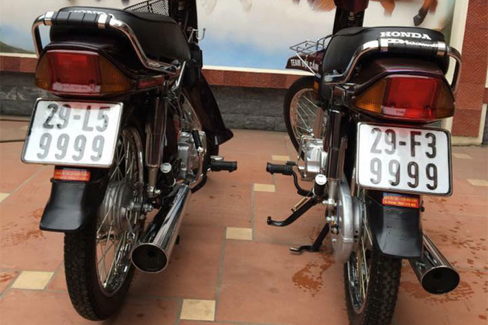 Ngoài ra còn có hai chiếc xe Honda Dream biển khủng là "tứ quý 6 và tứ quý 8". Được biết, để có được những chiếc xe máy "biển độc" này, anh chàng 9x tại Bắc Ninh đã mắt nhiều năm sưu tầm và cũng bỏ ra không ít tiền bạc để có được. Đáng chú là lầ tất cả những chiếc xe này đều mang biển số Hà Nội nên mới có mức giá cao như vậy.
