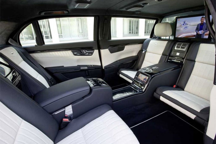 Về thiết kế, Mercedes-Benz S600 Pullman Guard dài hơn đáng kể so với một chiếc xe thuộc dòng S-Class tiêu chuẩn trên thị trường. Thân xe được kéo dài thêm 1.143 mm, bổ sung thêm một hàng ghế, nên khoang hành khách phía sau có thể chở 4 người, ngồi quay mặt vào nhau.
