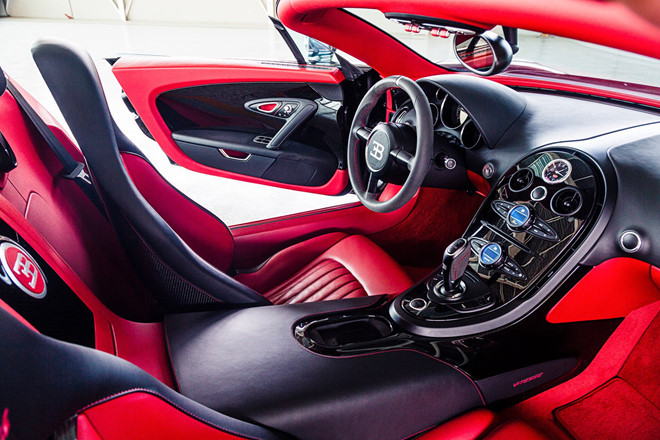 Chi phí vận hành siêu xe Bugatti Veyron cũng rất tốn kém. Nếu chạy xe ở 402 km/h, chỉ sau 15 phút chủ xe sẽ mất toi bộ lốp. Trong khi đó, bình xăng 100 lít sẽ nhanh chóng cạn kiệt sau 12 phút.