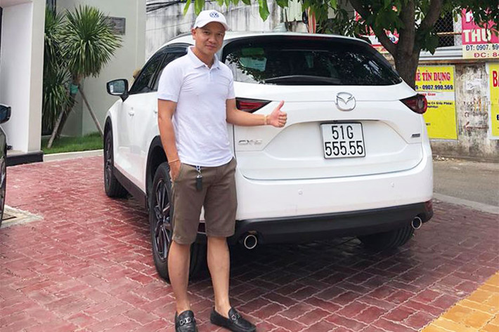 Một chiếc xe Mazda CX-5 đời mới khi ra biển hết tổng chi phí khoảng hơn 1 tỷ đồng. Như vậy, với mức giá 2,55 tỷ đồng chiếc xe mang biển số ngũ quý 5 khi về tay chủ mới đã có giá cao hơn gấp đôi lúc mới mua, tức biển số "khủng" này có giá trị hơn cả chiếc xe.