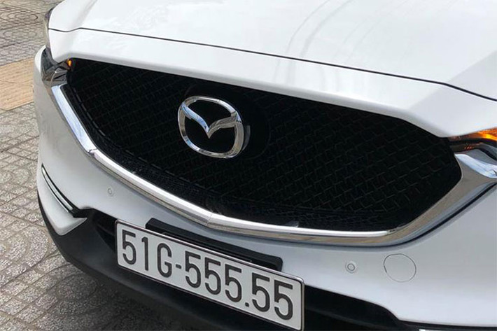 Gần đây nhất, 3 chiếc xe vừa bốc được biển ngũ quý là xe tải THACO Kia tại Hà Nội với ngũ quý 8, một chiếc xe bán tải Ford Ranger tại TP HCM với biển số ngũ quý 9 và chiếc Kia Morning tại Nghệ An với ngũ quý 4. Đáng chú ý ở chiếc xe Mazda CX-5 biển khủng này, nó sở hữu tới 6 số 5 - nếu tính cả dãy số tỉnh thành 51G-555.55.
