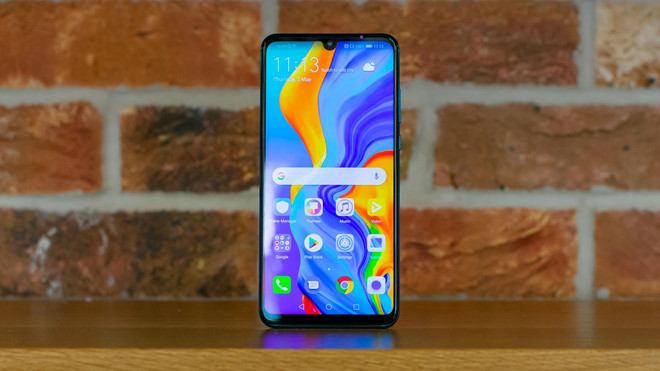 Huawei P30 Lite lên kệ tại Việt Nam vào đầu tháng 4/2019 với giá 7,5 triệu đồng. Model này sở hữu camera selfie có độ phân giải cao 32 MP, khẩu độ f/2.0. Giống như các đối thủ, camera selfie của P30 Lite vẫn được trang bị công nghệ AI, làm đẹp, sticker… Bên cạnh đó, thiết bị còn có 3 camera sau 24 MP, 8 MP và 2 MP, tích hợp công nghệ chống rung kỹ thuật số EIS, giúp video mượt mà hơn.