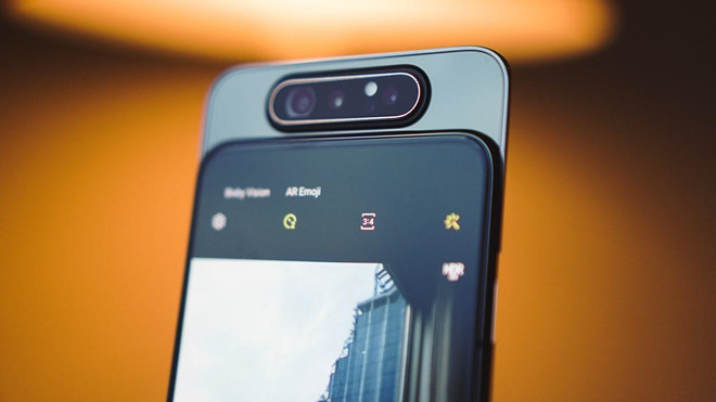 Galaxy A80 dự kiến sẽ lên kệ tại Việt Nam vào đầu tháng 7 với mức giá 15 triệu đồng. Model này sở hữu cụm camera với 3 ống kính gồm camera chính có độ phân giải 48 MP khẩu độ f/2.0, camera góc siêu rộng độ phân giải 8 MP và một ống kính cảm biến độ sâu trường ảnh TOF tương tự Huawei P30 Pro. Nhờ cơ chế trượt xoay tự động, người dùng giờ đây có thể sử dụng cụm 3 camera độ phân giải khủng cho nhu cầu dùng smartphone selfie và livestream.
