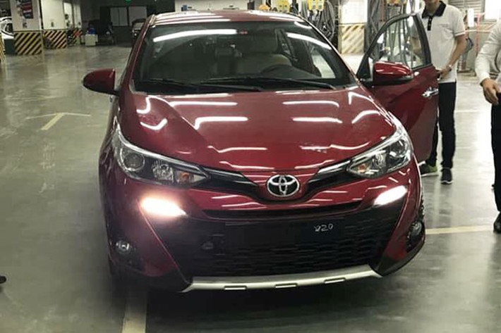 Chi tiết giúp dễ dàng nhận ra đây là phiên bản 2018 chính là phần đầu xe giống với người anh em Yaris Activ. Phiên bản 2018 cũng được trang bị cụm đèn pha vuốt ngược về phía sau, lưới tản nhiệt trên tái thiết kế, lưới tản nhiệt dưới hình chữ V cỡ lớn hơn, dải đèn LED định vị ban ngày và cản chống va trước khác biệt, tích hợp hốc đèn sương mù kéo dài.