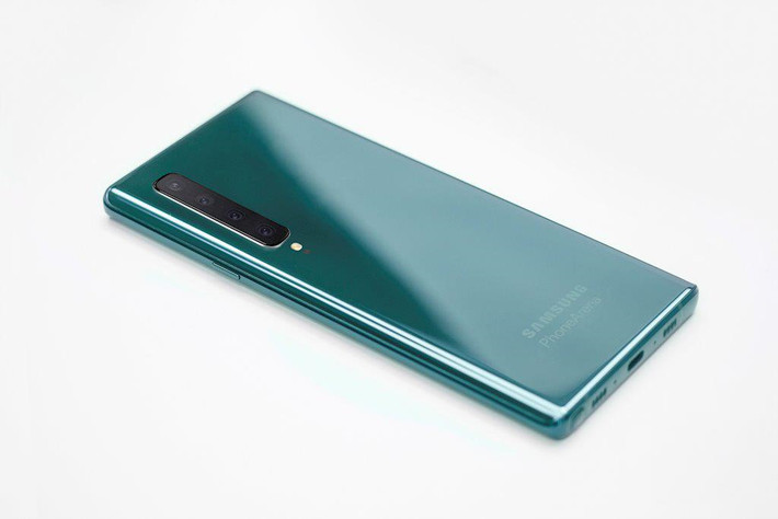 Ngày 30/5, hình ảnh về sơ đồ sắp xếp cụm camera chính trên Galaxy Note 10 bị rò rỉ cho thấy hệ thống ống kính của máy sẽ được bố trí theo chiều dọc. Hệ thống này có thông số tương tự phiên bản Galaxy S10 5G với một ống kính chính 12 MP cho phép thay đổi khẩu độ, một ống kính góc siêu rộng 12 MP, một ống kính telephoto 16 MP hỗ trợ zoom quang học 2x và một ống kính ToF.