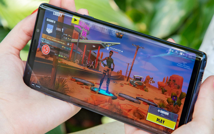 Theo PhoneArena, Galaxy Note 10 sẽ được phát hành với 2 phiên bản sử dụng chip Snapdragon 855 hoặc Exynos 9825 ở các thị trường khác nhau. Gần đây, trang chấm điểm hiệu năng các thiết bị di động Geekbench đã đăng thông tin cấu hình về bộ đôi SM-N976B và SM-N976V được xem là 2 phiên bản của Galaxy Note 10. Chúng có điểm hiệu năng tương đương với chiếc S10+, nhưng vẫn chưa thể vượt qua đối thủ iPhone XS Max.