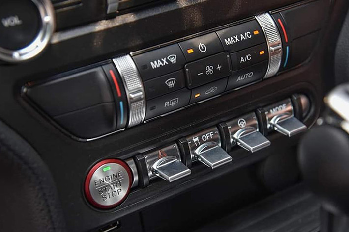 Bảng táp-lô của xe được thiết kế với các đường kẻ ca rô cá tính, hệ thống giải trí với công nghệ SYNC 3 hiện đại tương thích Android Auto và Apple CarPlay kết hợp cùng hệ thống âm thanh cao cấp Shaker Pro hứa hẹn sẽ đem đến những trải nghiệm tốt nhất cho người dùng.