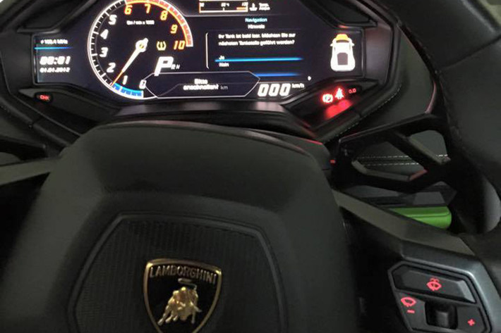 Cụm dồng hồ cùng logo của lamborghini trên vô lăng chiếc Huracan màu xanh lá thứ 2 tại Việt Nam.