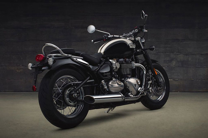 Triumph Bonneville Speedmaster 2018 có thiết kế tổng thể khá tương đồng với "người anh em" Bonneville Bobber hiện tại. Tuy nhiên, xe vẫn có những điểm nhấn riêng biệt. Về thiết kế, Bonneville Speedmaster 2018 vẫn theo đuổi phong cách cổ điển vốn có.